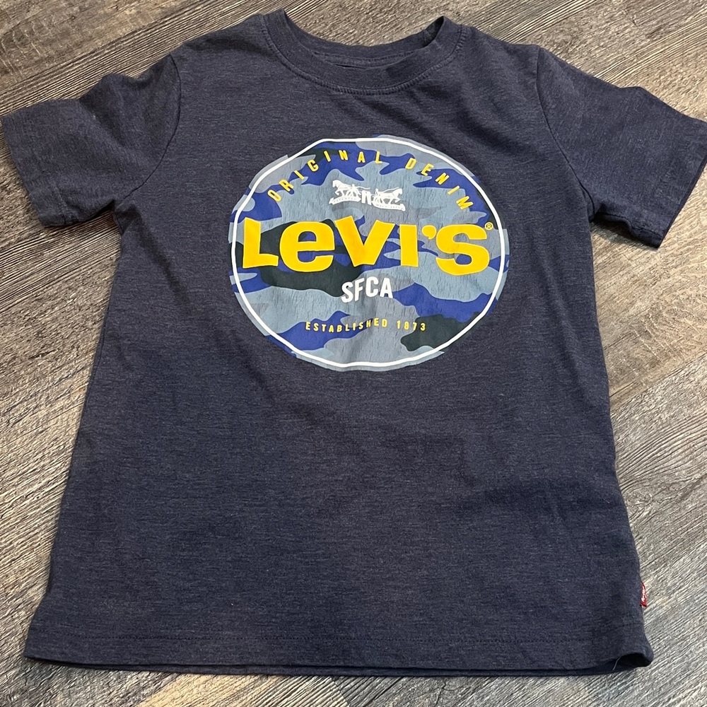 EUC Levi's Kids Charcoal Graphic Tee